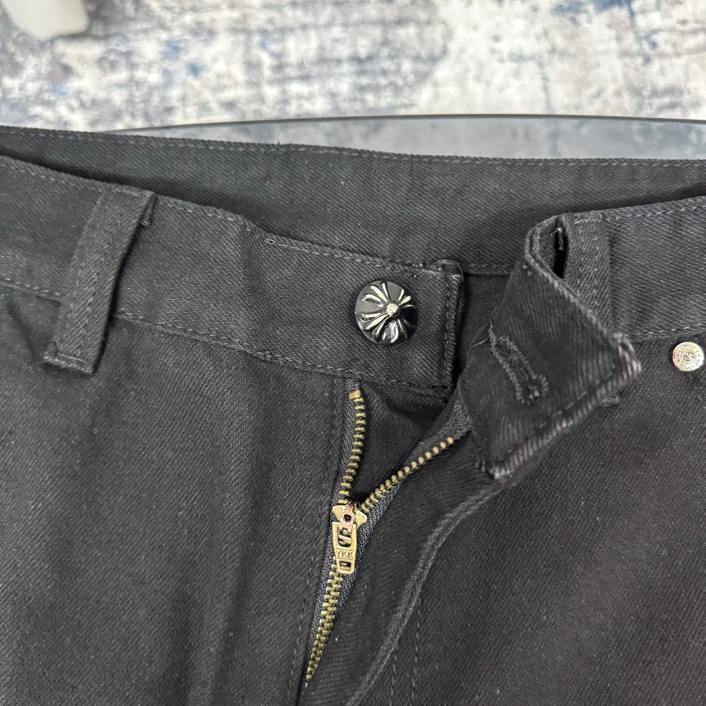 P260 Chrome Hearts Chrome Hearts black multi-element graffiti overalls Chrome Hearts clothing creative director Mattyboy Mattyboy, whose real name is Matt DiGiacomo, is a graffiti artist with a non-school background. He started to serve as the creative director of the Chrome Hearts clothing series in 2018. Since then, Chrome Hearts, which has been injected with young blood, has become popular again. Popular clothing and leather goods, especially the vintage trousers modified product line, must be pre-ordered in stores around the world. Especially patterns like Checker Ball, Checker Eyes and Smiling Lips. The fictional record company logo "SexRecords" often appears in his works, forming his unique style. "I hate humanity, but I love art. Before the end of my life, I just want to do my best to create." ----Matty Boy Mattyboy and vrigil Abloh are also very close. They are both ICONs who bring street culture into luxury accessories. Via.MattyBoy90 (IG) Size: 28/30/32/34/36 Waist: 69/74/79/84/89 Knee circumference: 50/51.5/53/54.5/56 Pants length: 102/104/106/108/110